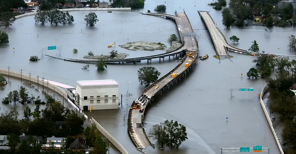 New Orleans, Louisiana in the aftermath of Hurricane Katrina (2005:08:29 17:24:22), showing Interstate 10 at West End Boulevard, looking towards Lake Pontchartrain.
<p>The 17th Street Canal is just beyond the left edge of the image. The breach in the levee of that canal was responsible for much of the flooding of the city in the hours after the hurricane.
</p><p>In the foreground, the intersection is the juncture of I-10, running from the bottom of the photo and curving out of the photo to the left, with the western end of I-610, which extends off the photo from the center right, and the West End entrance/exit from I-10.
</p><p>The block shaped building at center left front is a pumping station, one of those used to pump water from heavy rains off city streets in more normal times.
</p><p>The far eastern end of Veterans Memorial Boulevard is seen just back from the interchange extending to the left.
</p><p>The view looks north toward Lake Pontchartrain. The stretch of ground with no buildings from the Interchange to the lake is Pontchartrain Blvd. (on the left) and West End Blvd. (on the right), with a linear park (formerly the route of the New Basin Canal) between them. Smoke can be seen rising near the lake, probably from the burning of the Southern Yacht Club building.
</p><p>This photo provided by the U.S. Coast Guard shows flooded roadways as the Coast Guard conducted initial Hurricane Katrina damage assessment overflights of New Orleans, Monday Aug. 29, 2005.
</p>
Edit, selective noise reduction by <a href="//commons.wikimedia.org/wiki/User:Mfield" title="User:Mfield">Mfield</a>